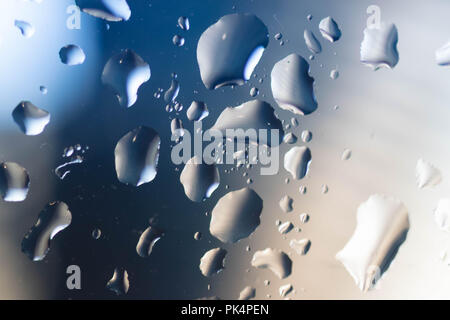 Viele bunte Tropfen am Fenster Stockfoto