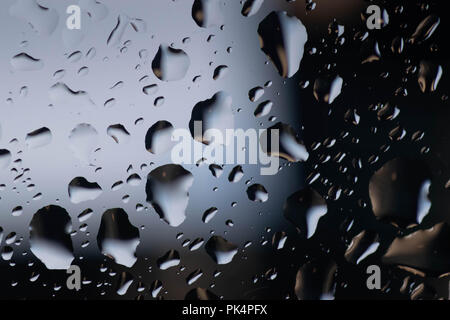 Viele bunte Tropfen am Fenster Stockfoto