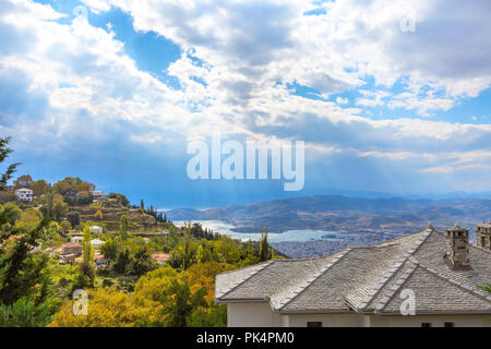 Die Stadt, das Meer Golf von Volos Luftaufnahme von Pelion und Sonnenstrahlen throung die Wolken, Griechenland Stockfoto