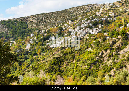 Antenne Straße und Häuser im Dorf Makrinitsa des Pilion, Griechenland Stockfoto