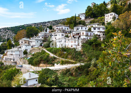 Antenne Straße und Häuser im Dorf Makrinitsa des Pilion, Griechenland Stockfoto