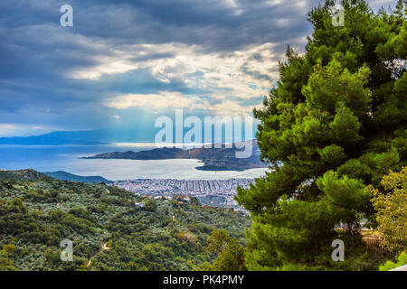 Die Stadt, das Meer Golf von Volos Luftaufnahme von Pelion und Sonnenstrahlen throung die Wolken, Griechenland Stockfoto