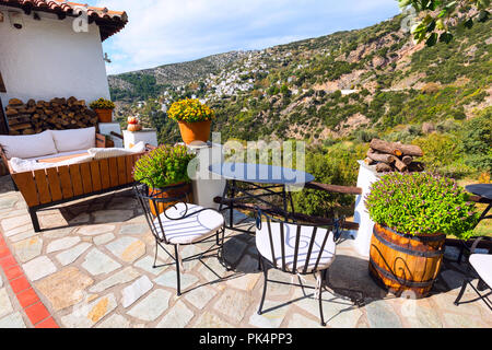 Tisch und Stühle im Cafe Viewpoint und Antenne Häuser im Dorf Makrinitsa des Pilion, Griechenland Stockfoto