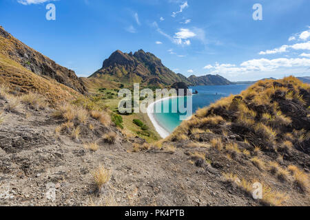 Ein schöner Strand von oben auf Pulau Padar Insel im Komodo National Park. Stockfoto