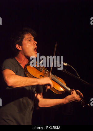 Seth Lakeman führt auf dem Flüssigen Zimmer Veranstaltungsort in Edinburgh, 2008 Stockfoto