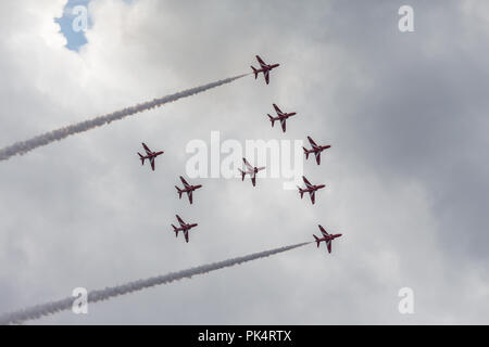 Flugzeuge Ausbildung - Die roten Pfeile, die Royal Air Force Kunstflug Team, auf der Airshow über Carrickfergus Castle, County Antrim, Nordirland. Stockfoto