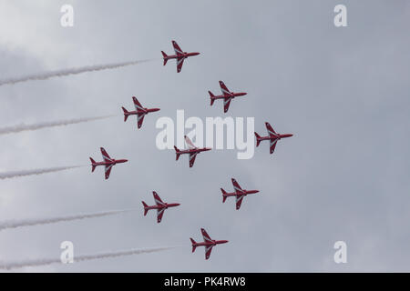 Diamond Formation - Die roten Pfeile, die Royal Air Force Kunstflug Team, auf der Airshow über Carrickfergus Castle, County Antrim, Nordirland. Stockfoto