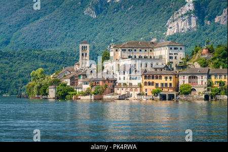 Einen herrlichen Blick auf die Insel San Giulio am Ortasee, Piemont, Italien. Stockfoto