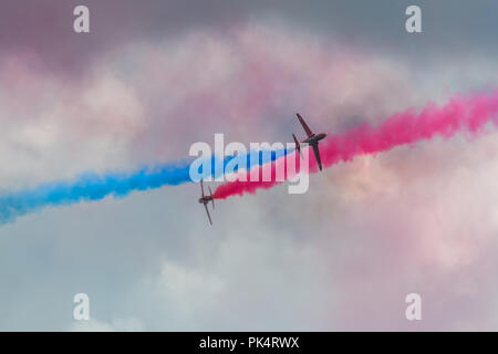 Hohe Geschwindigkeit - Die roten Pfeile, die Royal Air Force Kunstflug Team, auf der Airshow über Carrickfergus Castle, County Antrim, Nordirland. Stockfoto