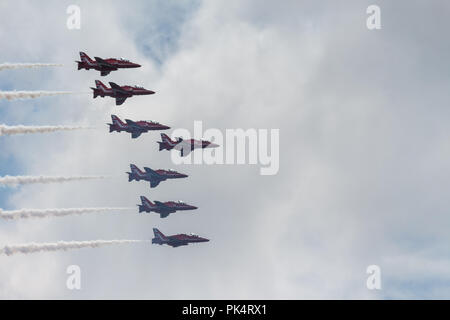 Vertikalen Anordnung - Die roten Pfeile, die Royal Air Force Kunstflug Team, auf der Airshow über Carrickfergus Castle, County Antrim, Nordirland. Stockfoto