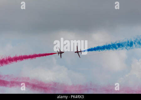 Schließen - Die roten Pfeile, die Royal Air Force Kunstflug Team, auf der Airshow über Carrickfergus Castle, County Antrim, Nordirland. Stockfoto