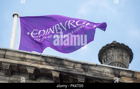 Edinburgh City Chambers, Rat von Edinburgh Flagge flys auf der Mast über die Kammern Stockfoto