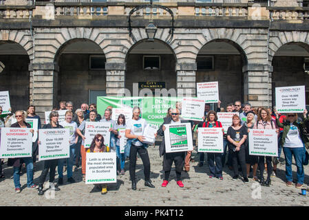 Speichern Leith Walk Protest Petition Übergabe an Edinburgh City Chambers, Drum Eigenschaft Bild Karen Greig (Local Business Owner) und Adrian Graham (l Stockfoto