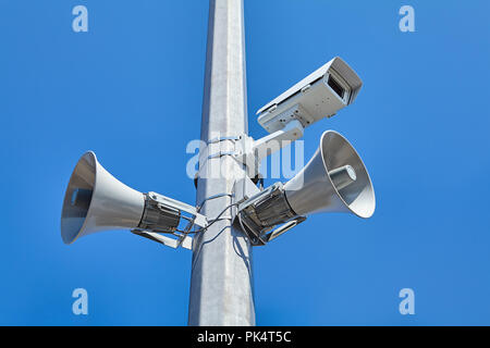 Stadt und Straße Videoüberwachungssystem sowie öffentliche Lautsprecher auf einem Stahlmast befestigt. Stockfoto