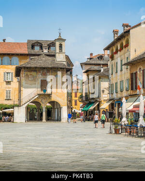 Malerische Anblick in Orta San Giulio, schönen Dorf am Lago d'Orta, Piemont (Piemonte), Italien. Stockfoto