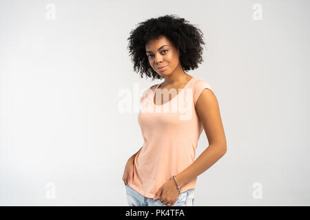 Schöne afrikanische amerikanische Mädchen mit einem afro Frisur lächelnd. Stockfoto