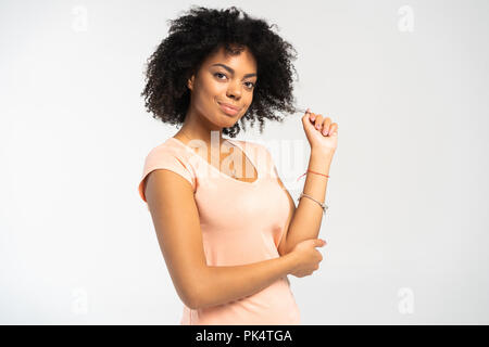 Schöne afrikanische amerikanische Mädchen mit einem afro Frisur lächelnd. Stockfoto