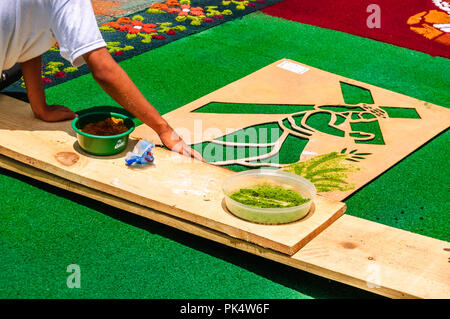 Antigua, Guatemala - April 2, 2015: gefärbte Sägespäne Heilige Woche Prozession Teppich in UNESCO Weltkulturerbe mit berühmten Heiligen Woche feiern. Stockfoto