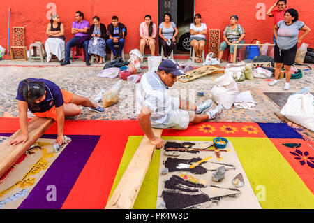 Antigua, Guatemala - 3. April 2015: Die karfreitagsprozession Teppich in UNESCO Weltkulturerbe mit berühmten Heiligen Woche feiern. Stockfoto