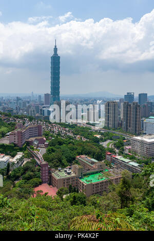 Taipei 101 Tower in der Skyline, ein Wahrzeichen supertall Wolkenkratzer aus Xiangshan aka Elephant Mountain oder den Elefanten, Xinyi Bezirk, Taiwan gesehen Stockfoto