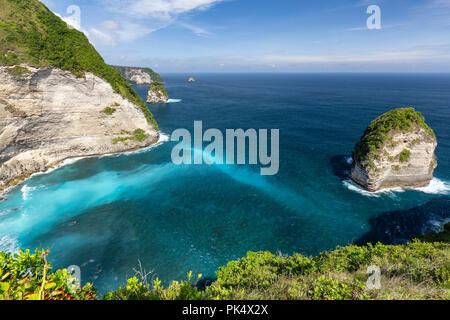 Kleine Inseln in der Nähe von Kelingking Beach auf Nusa Penida in Indonesien. Stockfoto