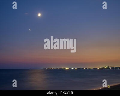 Lange Exposition, bei Granelli Strand bei Nacht im Sommer. Sizilien, Italien Stockfoto