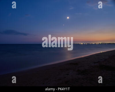 Lange Exposition, bei Granelli Strand bei Nacht im Sommer. Sizilien, Italien Stockfoto