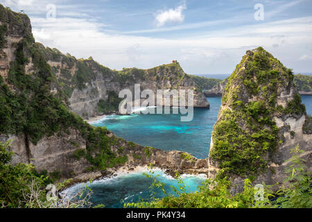 Kleine Buchten und verborgene Strände an der Raja Lima Inseln Nusa Penida, Indonesien. Stockfoto