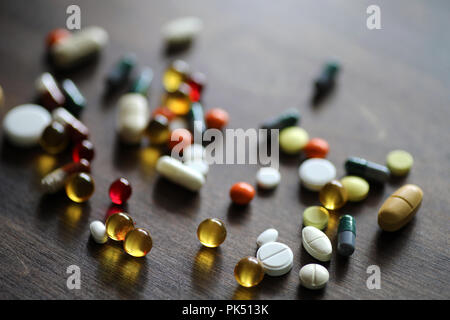 Medikamente und Tabletten auf einer hölzernen Textur Tabelle Stockfoto