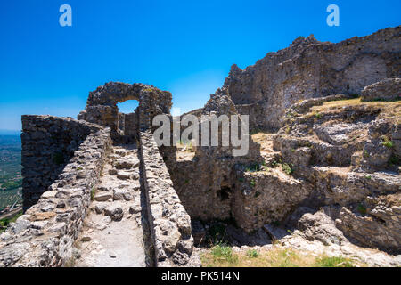 Kirchen und Ruinen der mittelalterlichen byzantinischen Ghost Town - Schloss von Mystras, Peloponnes, Griechenland Stockfoto