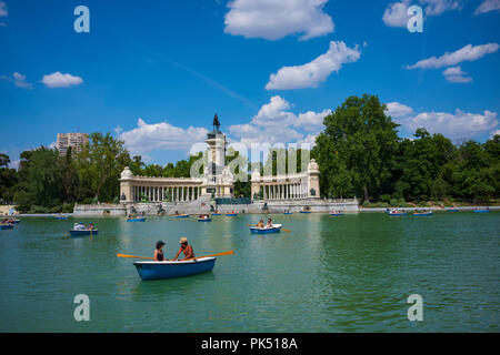 Der Retiro Park Lake ist ein beliebter Ort für Besucher, die Ruderboote im Herzen des El Parque del Buen Retiro genießen. Stockfoto