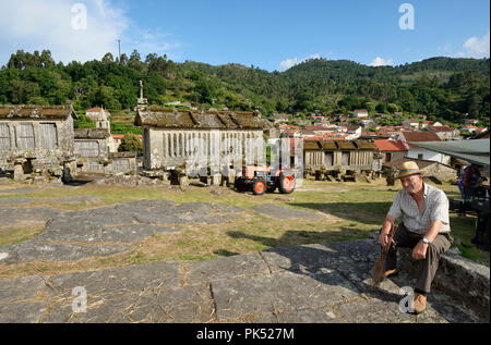 Espigueiros, die alten und traditionellen Stein Getreidespeicher der Lindoso. Nationalpark Peneda Geres, Alto Minho. Portugal Stockfoto