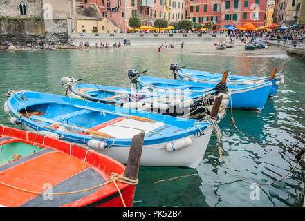 MONTEROSSO ITALIEN - 24. APRIL 2011; Wasser in kleine Italienische hang Fischerdorf mit traditionellen Booten, Architektur der umliegenden alten Apartmen Stockfoto