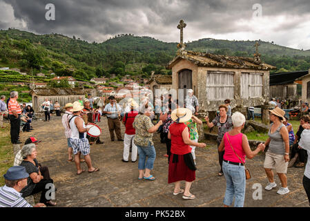 Musiker spielen traditionelle Musik während der Roggen Harvest Festival. Lindoso, Peneda Geres National Park. Alto Minho, Portugal Stockfoto