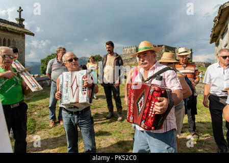 Musiker spielen traditionelle Musik während der Roggen Harvest Festival. Lindoso, Peneda Geres National Park. Alto Minho, Portugal Stockfoto