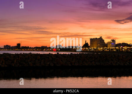 Larnaca, Zypern - 2. Januar 2018: Panoramablick von Larnaca Skyline bei Sonnenuntergang, von den wichtigsten Hafen gesehen. Stockfoto