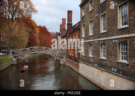 Die 'mathematischer Brücke" über die Cam, Queen's College, Cambridge, England, UK: Herbst Farbe und stocherkähne Stockfoto