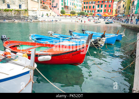 MONTEROSSO ITALIEN - 24. APRIL 2011; Wasser in kleine Italienische hang Fischerdorf mit traditionellen Booten, Architektur der umliegenden alten Apartmen Stockfoto