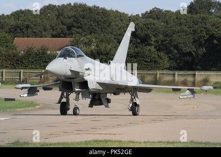 RAF Typhoon vom Flügel in Coningsby Rollens auf die Landebahn vor der Abfahrt am Morgen auf den lokalen Bereich. Stockfoto