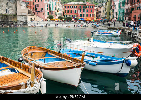 MONTEROSSO ITALIEN - 24. APRIL 2011; Wasser in kleine Italienische hang Fischerdorf mit traditionellen Booten, Architektur der umliegenden alten Apartmen Stockfoto