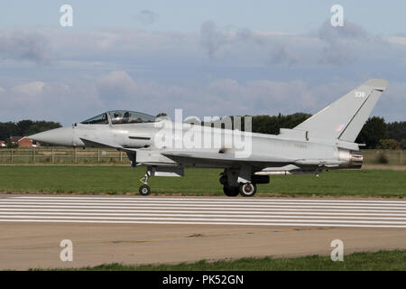 RAF Typhoon vom Flügel in Coningsby Rollens auf die Landebahn vor der Abfahrt am Morgen auf den lokalen Bereich. Stockfoto