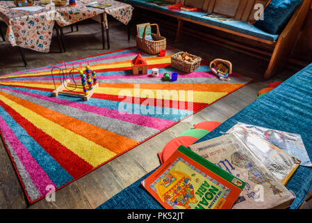 Eine Sonntagsschule, in einem traditionellen Englischen Kirche. Stockfoto