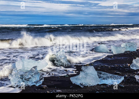 Der Gletscher Vatnajökull Kälber in der Lagune Jökulsarlon und die Eisberge und das Meer durch eine schmale Öffnung ein. Dies ist eine erstaunliche landscap Stockfoto