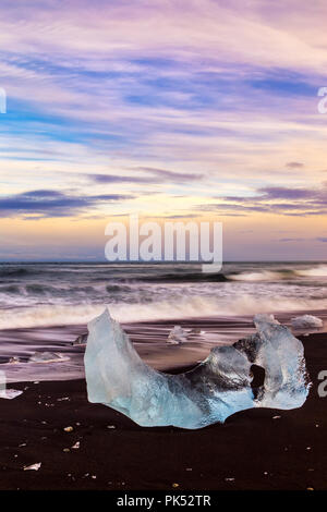 Der Gletscher Vatnajökull Kälber in der Lagune Jökulsarlon und die Eisberge und das Meer durch eine schmale Öffnung ein. Dies ist eine erstaunliche landscap Stockfoto