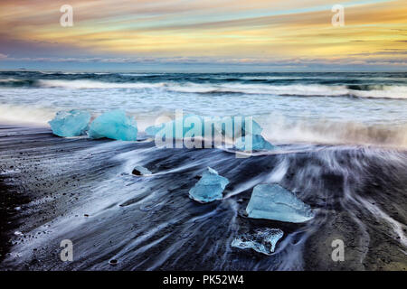 Der Gletscher Vatnajökull Kälber in der Lagune Jökulsarlon und die Eisberge und das Meer durch eine schmale Öffnung ein. Dies ist eine erstaunliche landscap Stockfoto