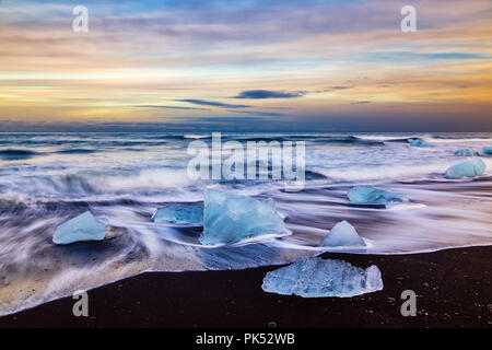 Der Gletscher Vatnajökull Kälber in der Lagune Jökulsarlon und die Eisberge und das Meer durch eine schmale Öffnung ein. Dies ist eine erstaunliche landscap Stockfoto