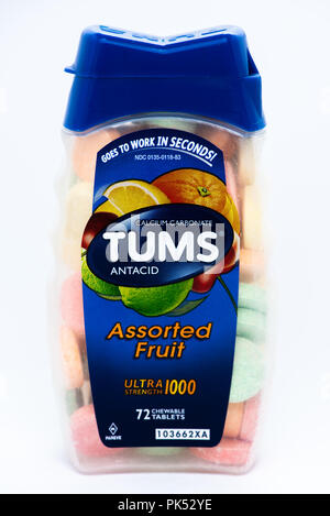 Eine Flasche sortiert mit Fruchtgeschmack Tums Marke Antazida Tabletten verwendet, Entlastung von Sodbrennen, Sodbrennen und saurem Reflux Fragen bereit zu stellen. Stockfoto