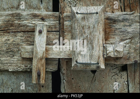 Traditionelles Schließsystem für die Tür eines Kellers oder eines Stalls. Traditionelle und einzigartige Schließung des alten Dorfes San Benedetto in Perillis. Stockfoto