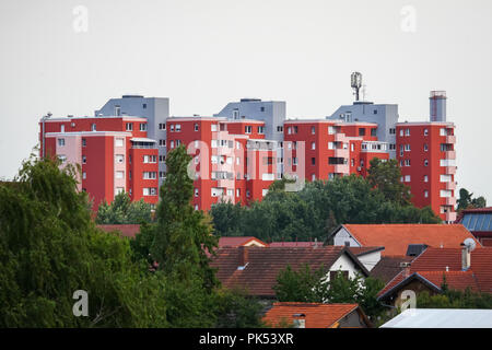 Velika Gorica, Kroatien - 25 August, 2018: Energie renovierte Wohnhaus mit neuer Fassade in der Innenstadt von Velika Gorica, Kroatien. Stockfoto