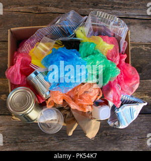 Box mit Papierkorb auf Holz- Hintergrund Stockfoto